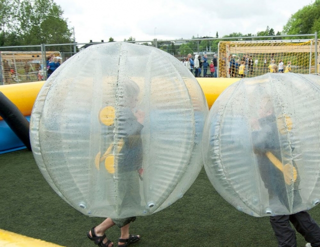 Jugando dentro de las bolas